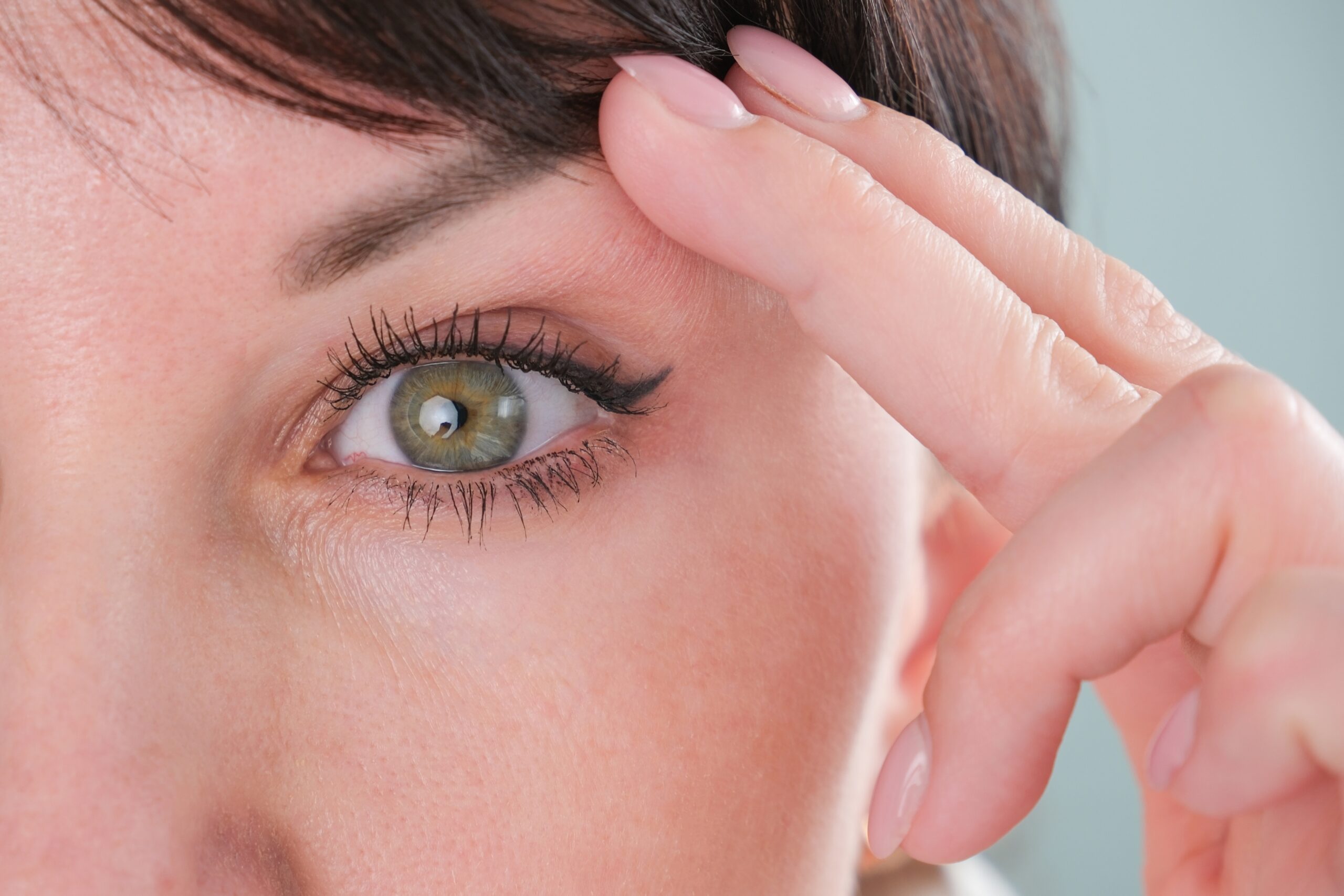 HOODED EYES｜Trust BIANCA in Tokyo, Japan tailored to your love handles. love handles BIANCA in Tokyo, Japan
